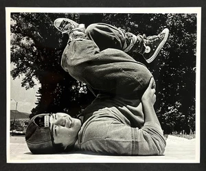 1980s Breakdancing Asian Teen Street Fashion Dancer Hip Hop Vintage Press Photo - Picture 1 of 2