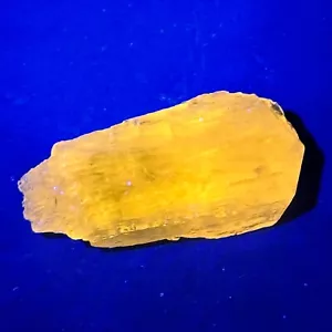 47 Karat natürlicher fluoreszierender Marialit Skapolith Kristall aus Afghanistan - Bild 1 von 9