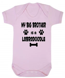 Body de bebé My Big Brother (o Sister) Is A Labradoodle azul o rosa algodón - Imagen 1 de 5