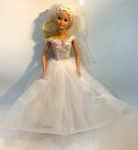 Vintage Sindy doll in wedding Dress pretty (E2) - Picture 1 of 6