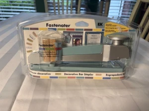 Neu EK Success Fastenater Dekorative Bar Hefter Türkis Scrapbooking Basteln - Bild 1 von 3