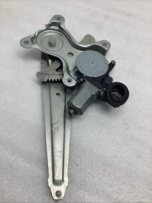 Regulador de ventana de puerta trasera izquierda Toyota Prius C 2012-19 con motor OEM 69804-52130 Foto 1 de 4