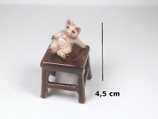 cochon sur tabouret miniature en porcelaine,collection, vitrine, varken A2-08