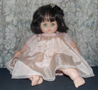 Boneca bebê Madame Alexander Pussy Cat 1965 vintage! Berço morena/não funciona/18" - Imagem 1 de 4