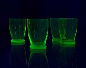 Vintage 20er Jahre französisches x4 geripptes Uranglas Cordial / Likörbecher Gläser - Bild 1 von 3