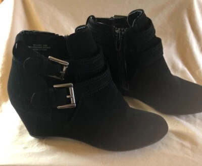 Botín de gamuza sintética negro. Tacón de cuña talla 5,5, hebillas plateadas, cremallera lateral. Foto 1 de 4