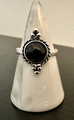 Anillo Gótico Tono Plata con Piedra Obsidiana Negra Imitación Redonda - EE. UU. Talla 7.5 Foto 1 de 4