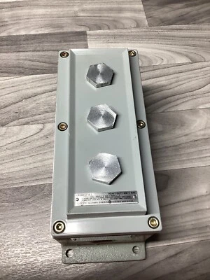 General Electric CR103J3A Heavy Duty 600V Push Button Enclosure #120E131PR6*CO - Image 1 of 4