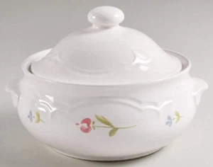 Pfaltzgraff Garland White Stoneware 2QT Covered Casserole 9.5in RARE - Picture 1 of 2