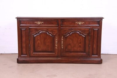 Aparador o gabinete de bar Henredon provincial francés de roble tallado, alrededor de los años 70 Foto 1 de 4