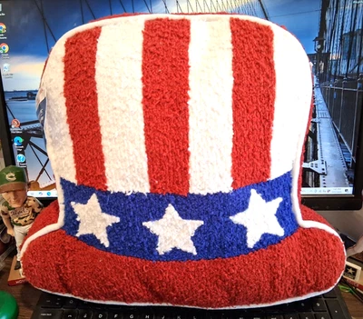 ALMOHADA DECORATIVA PATRIÓTICA ESTRELLAS SUAVES Y RAYAS 13" X 14", 4 DE JULIO, SOMBRERO EN FORMA Foto 1 de 4