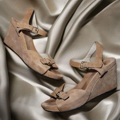 Taryn Rose Normcore Resortwear Takie Tan Gamuza Hebilla Cuña Foto 1 de 4