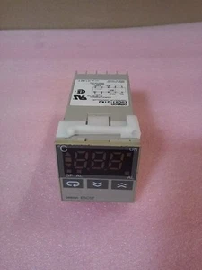 OMRON E5CST 110/240 VAC 50/60 Hz 7 VA E5CST-Q1KJ Temperature Controller - Picture 1 of 8