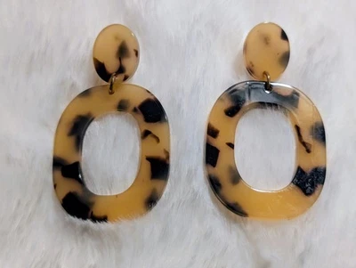 Pendientes colgantes de resina caparazón de tortuga marrón claro topo negro tachuela trasera 1,5" Foto 1 de 4