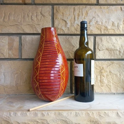 Calabaza roja vibrante Güiro - Pintada a mano con diseño geométrico dorado - 11 pulgadas Foto 1 de 4