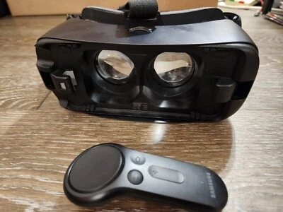 Samsung Gear VR Oculus SM-R324 headset and controller - Image 1 of 4
