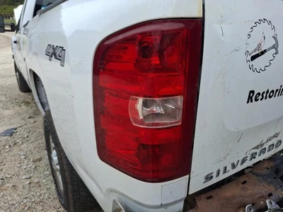 Б/у левый задний фонарь в сборе подходит для: пикапа Chevrolet Silverado 2500 2011 года выпуска - Изображение 1 из 4