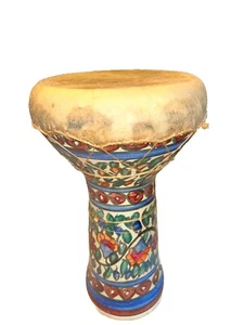 Bęben Doumbek - 15 1/2" wysokości Vtg Folk Art Clay Ceramika i skóra Skóra Skóra Zwierzęta RZADKI - Zdjęcie 1 z 9