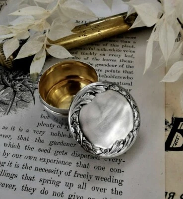 ANTIGUA CAJA DE PASTILLAS GRABADA OVALADA SÓLIDA DE 1900 ESTILO PLATA 800 Y CHAPADA EN ORO Foto 1 de 4