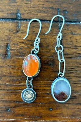 Pendientes colgantes asimétricos de cornalina y ágata de ágata y olmo Foto 1 de 4