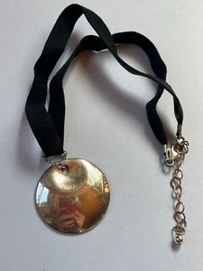 Cordón de gamuza negro con cuello colgante de disco redondo hueco abollado de plata 925 con marca - Imagen 1 de 11