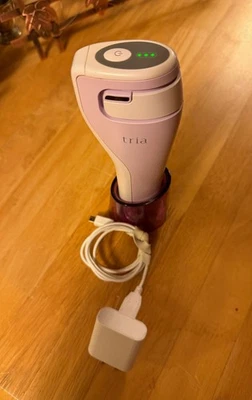 Láser de belleza suave Tria Age Defying con base eléctrica y cable Foto 1 de 3