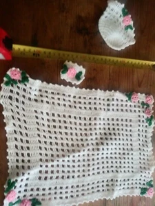 Cottage chic 4 piece crochet pink roses placemat napkin ring cozy set vguc - Picture 1 of 1