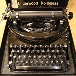 1937 UNDERWOOD Noiseless 77 gloss black portable typewriter w/case NR-MT WORKS - Picture 1 of 14