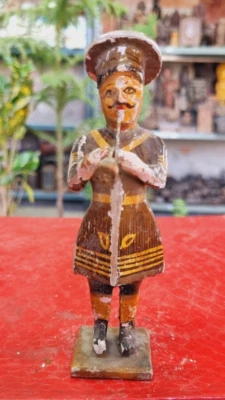 Antigua estatuilla decorativa de músico de madera tallada antigua instrumento de tocar estatua Foto 1 de 4