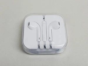 New Apple Wired Headset EarPods with a 3.5mm Headphone Jack - Picture 1 of 3