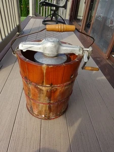 VINTAGE WHITE MOUNTAIN 4 Qt. HAND CRANK ICE CREAM FREEZER MAKER - Picture 1 of 22