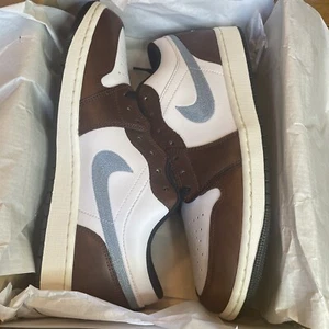 (Men's) Air Jordan 1 Low SE 'Brown / Blue Grey' (2024) FQ7832-142 Sz 10 NWB - Picture 1 of 7
