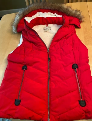 CHALECO ROJO CON CAPUCHA FORRADO DE LANA TÉ VERDE PIEL SINTÉTICA MUJER TALLA M  Foto 1 de 4