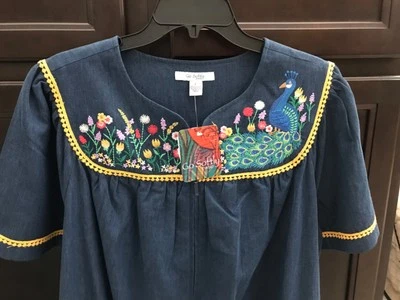 Nuevo con etiquetas Vestido Grande Go Softly Denim Muu Bordado Patio Pavo Real Cremallera Frontal Foto 1 de 4