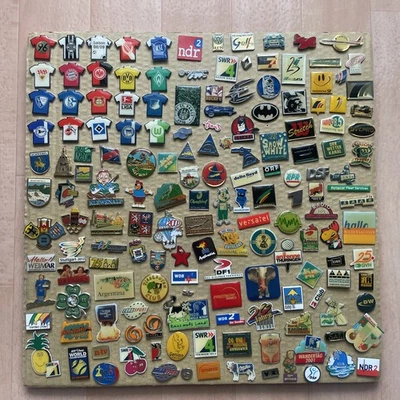 Pins 165 Stück TV, Fußball, Post, Auto - Bild 1 von 4