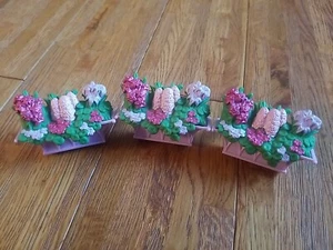 Fisher Price Loving Family Twin Time Puppenhaus rosa Blumen Fenster Pflanzkästen - Bild 1 von 1