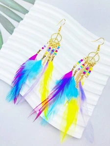 Boucle d'oreille fait main, plume multicolore et breloque doré, coloré ! - Foto 1 di 1