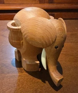 Elefante tallado en madera papel vintage años 70 con soporte para palillo de dientes con colmillos. CBK - Imagen 1 de 10