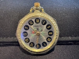 Sachsen Swiss Made Anhänger / Taschenuhr - verziertes Zifferblatt zum Aufziehen (läuft) - Bild 1 von 3