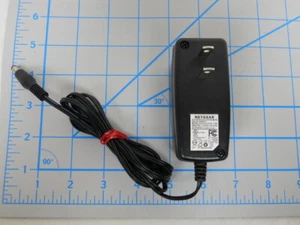 FABRICANTE DE EQUIPOS ORIGINALES Adaptador de CA NETGEAR P/N: 332-10366-01 Modelo: SAL012F1 Salida 12V 1A - Imagen 1 de 7