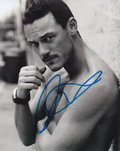 LUKE EVANS.. Barechested Charmer - SIGNIERT - Bild 1 von 1