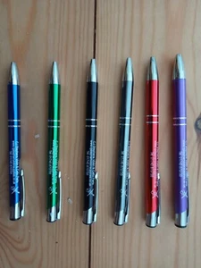 UN BOLÍGRAFO DE ESCRITURA PROMOCIONAL DE SUMINISTROS DE VIOLÍN CJ STEPHEN, ¡ELIGE TU COLOR! - Imagen 1 de 2