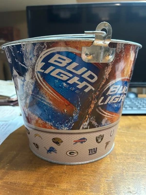 Bud Light Patrocinador Oficial de Cerveza Logotipo del Equipo NFL Metal Lata de Cerveza Cubo de Hielo Cubo Foto 1 de 4