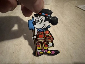 FIGURINA FORMAGGINI MIO PLASTECO N.1 TOPOLINO GUARDIA SERIE WEEK-END A LONDRA - Picture 1 of 2