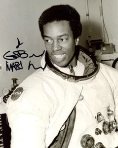 GUION BLUFORD SIGNED HANDSIGNIERT 8x10 FOTO ASTRONAUT NASA PIONIER BECKETT BAS - Bild 1 von 2