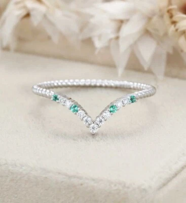 Anillo para mujer platino 950 con esmeralda simulada y moissanita blanca en forma de V Foto 1 de 4