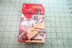 DIE NACHT ERINNERT SICH VON DAN BRENNAN 1977 VINTAGE FREIZEIT BK WW2 FIKTION - Bild 1 von 3
