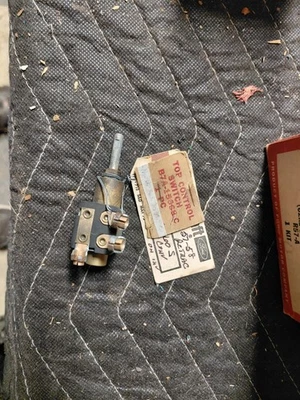 Interruptor superior retrátil Ford 1957 1958 fabricante de equipamento original FOMOCO 57 58 B7A-15668-C - Imagem 1 de 3