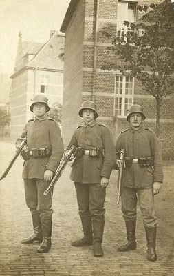 Puerto. Foto: ¡FANTÁSTICO! Trío soldados alemanes con casco M18 y rifles en la calle!!! Foto 1 de 3
