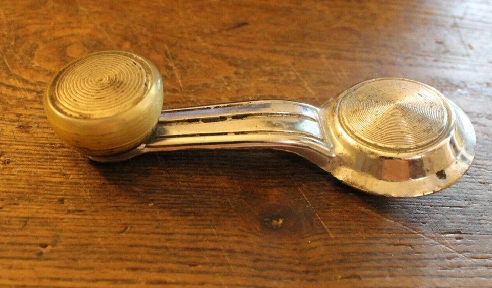 Manija de manivela de ventana de puerta del conductor número 751291-A7 F de un Pontiac LeMans 1971 Foto 1 de 4